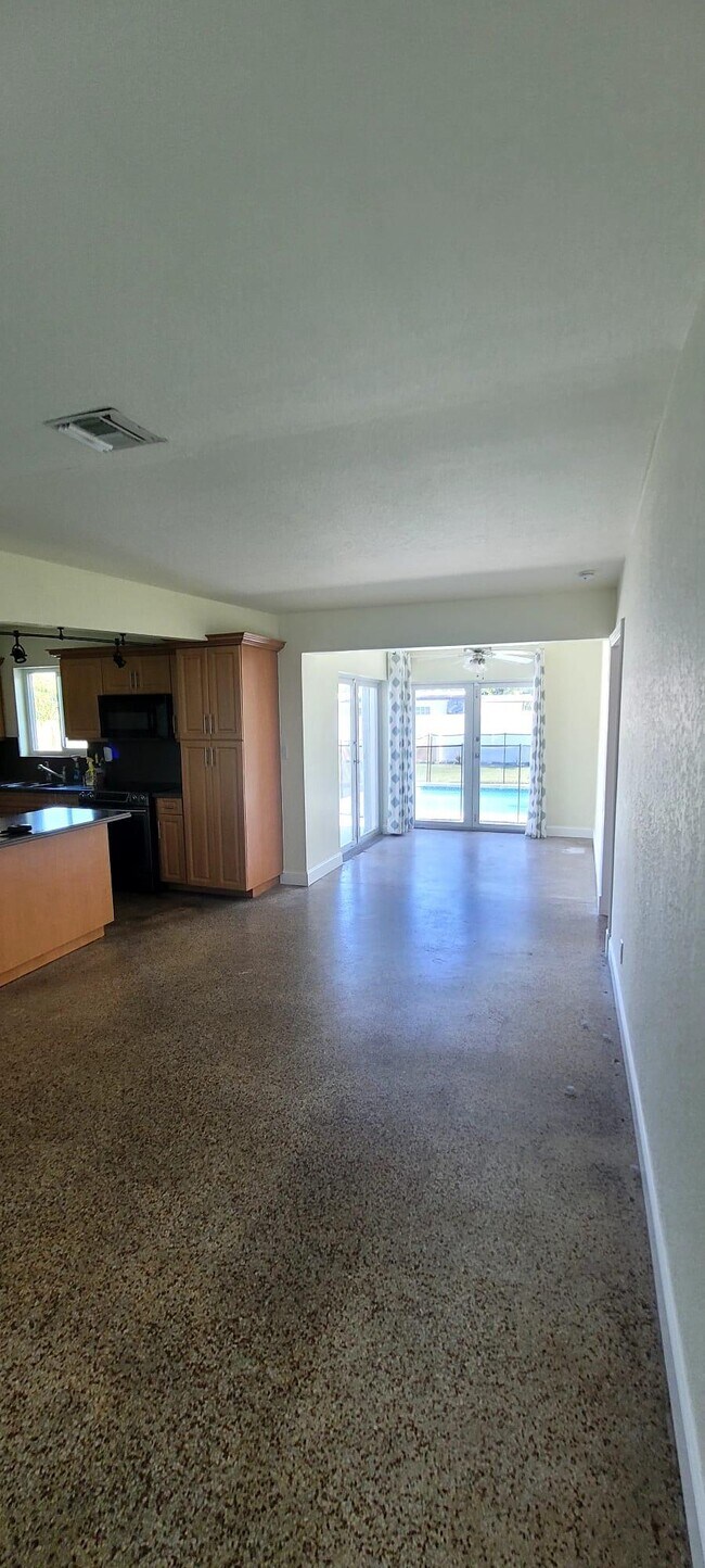 Building Photo - 4330 SW 10th St