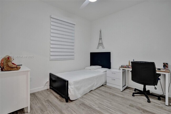 Building Photo - 250 SW 159th Ct