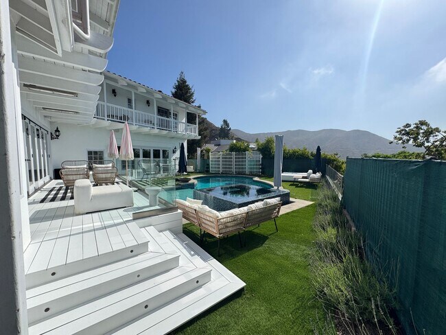 Building Photo - 1423 Floresta Pl