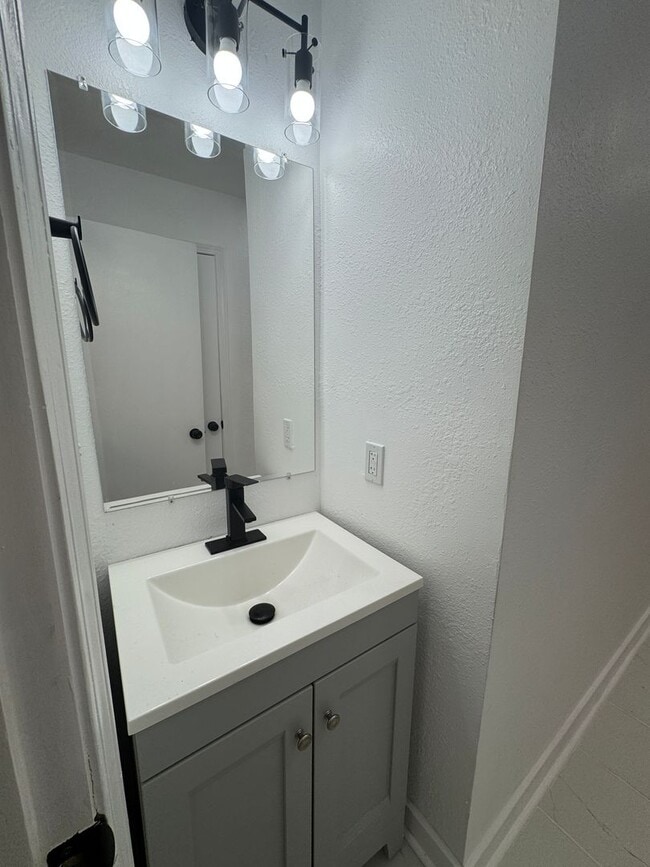 Building Photo - Stunning 4 Bed Newly remodeled!
