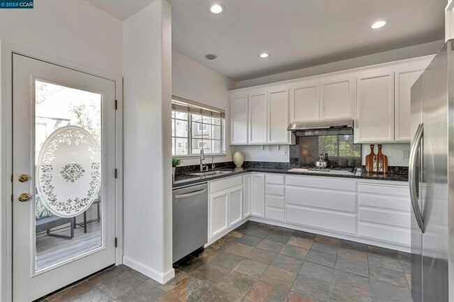 Building Photo - 618 Palomino Dr