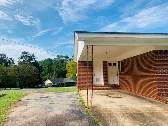 Building Photo - Welcome home! 3 bed, 1.5 bath, newly renov...