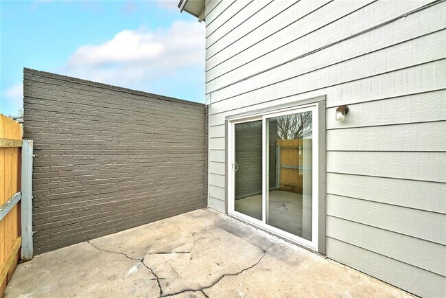 Building Photo - 2618 Ektom Dr