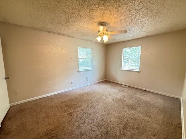 Building Photo - 2205 Dogwood Pl