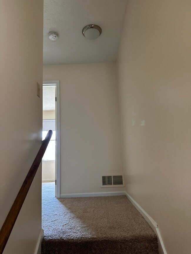 Building Photo - 165 Landings Dr