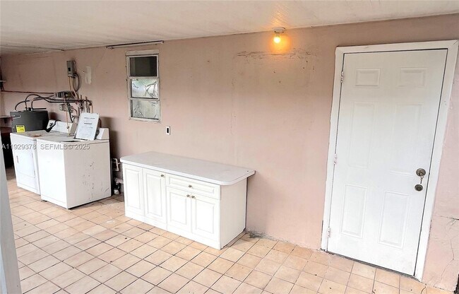 Building Photo - 236 E 14th St