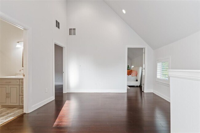 Building Photo - 906 Linden St