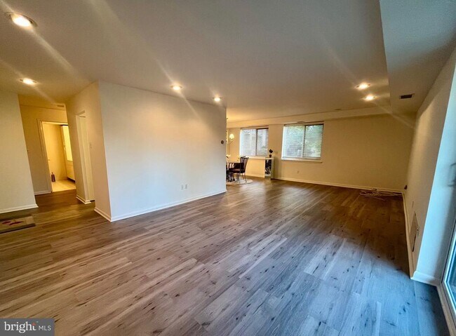 Building Photo - 1637 Oakwood Dr