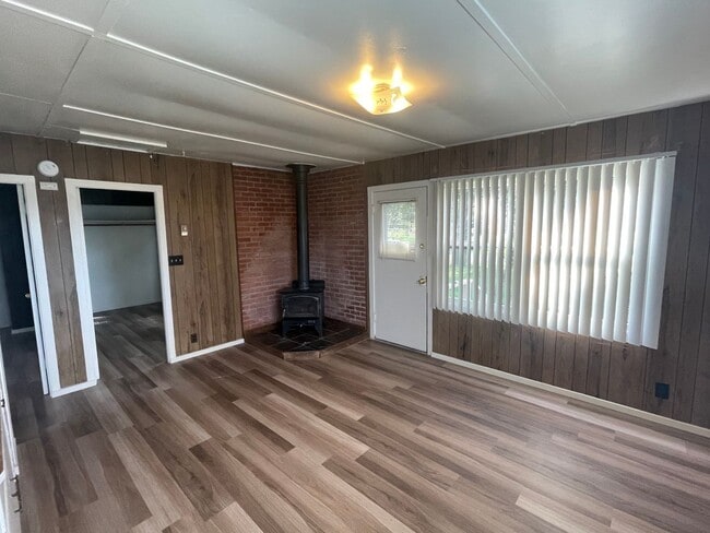 Building Photo - ***PENDING APPLICATION***2 Bed/1 Bath Char...