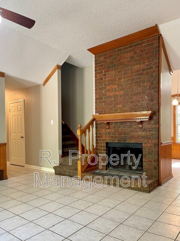 Building Photo - 4592 Tracy Lynn Dr