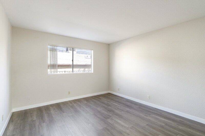 Building Photo - 700 E Cedar Ave