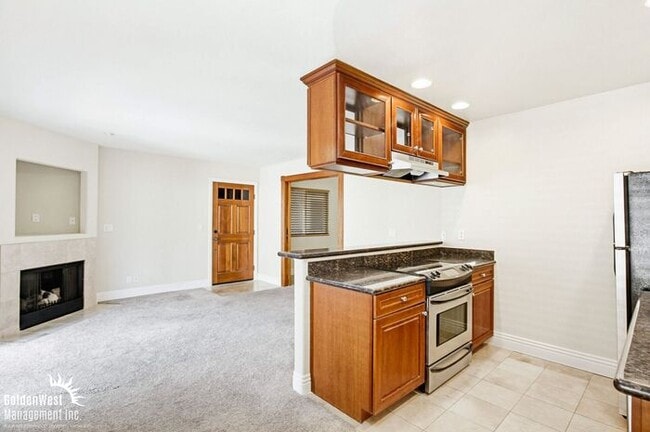 Building Photo - Cozy 1Bdm 1Ba Top-Floor Condo with Community Pool in La Jolla!