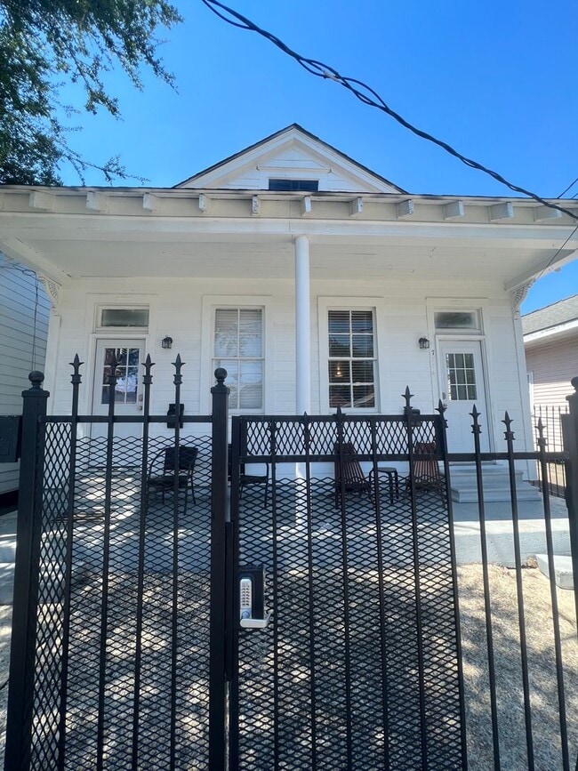 Building Photo - 7714-7714 Oak St