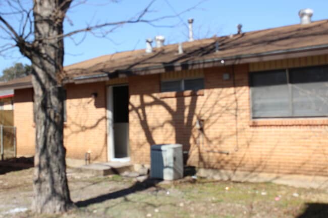 Building Photo - Ready to Move in... Do not miss this house...