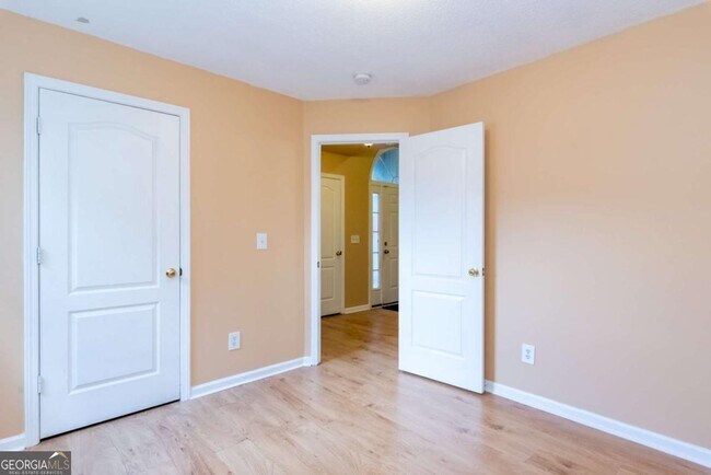 Building Photo - 235 Summer Hill Cir