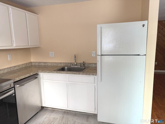 Building Photo - 7 Padanaram Rd