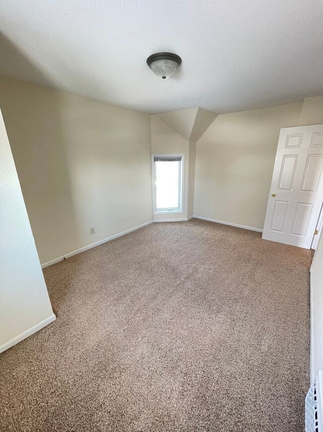 Building Photo - AVAILABLE JUNE 1st - 3 Bed, 1 bath House!