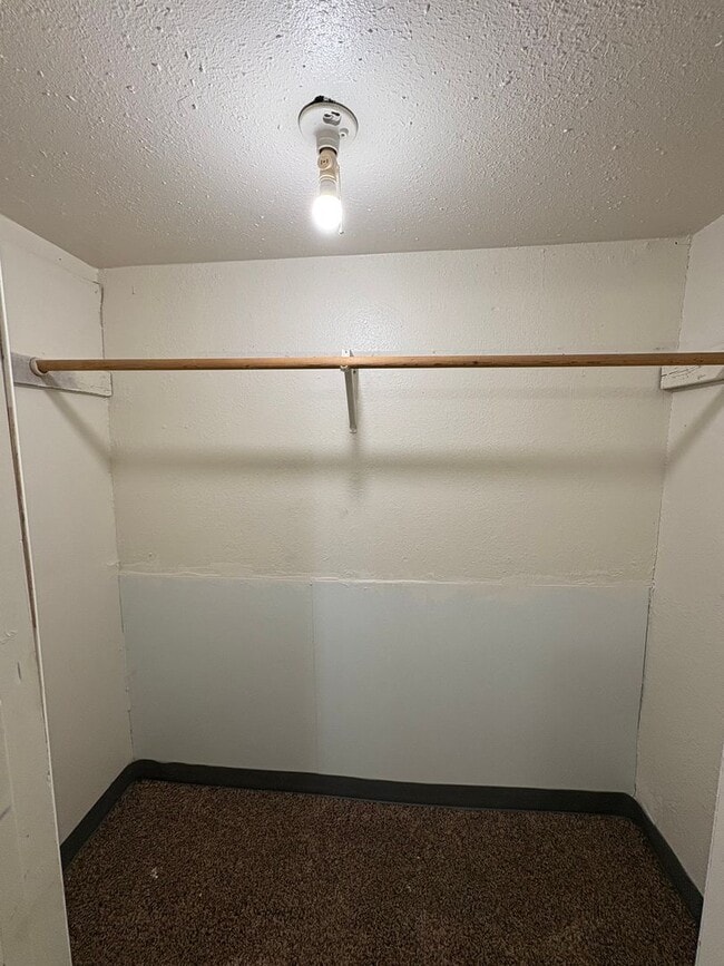 Building Photo - Dinuba Home Rent Ready !