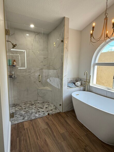 Master bathroom - 519 Lake Charm Ct