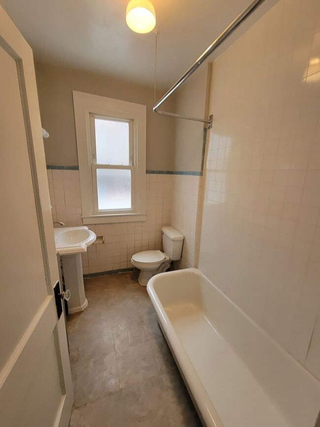 Building Photo - Kingshighway &amp; Lansdowne Apts.