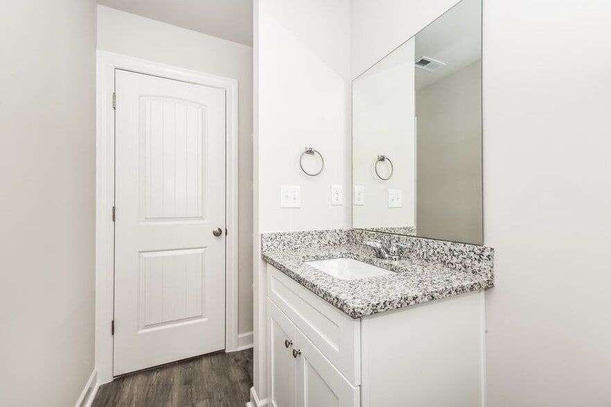 Building Photo - 3325 Quintana Dr