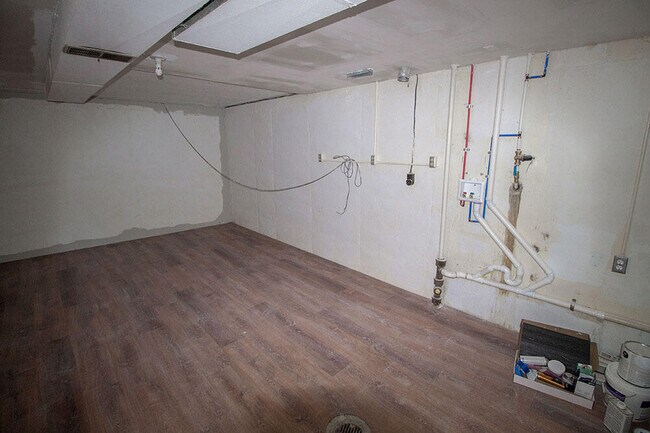 Building Photo - 715 Bluffdale Dr