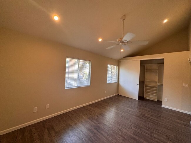 Building Photo - Spacious 4-Bedroom Townhome in Prime Clair...