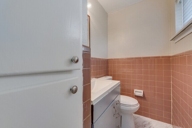 Building Photo - 3 bedroom Home with Prime Location