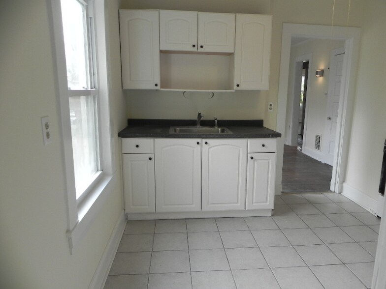 Building Photo - 186 Grasmere Ave