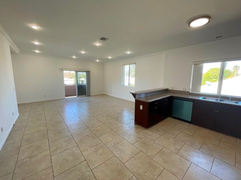 Building Photo - 6714 Balboa Blvd