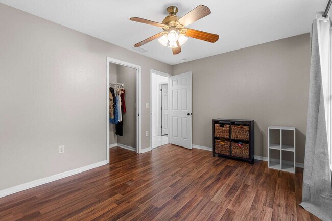 Building Photo - Updated 3BR Home with Fenced Backyard & Great Kitchen