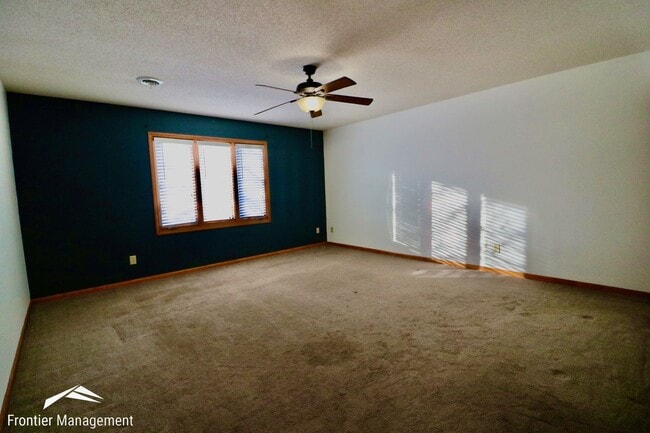 Building Photo - Beautiful 3 bedroom home just minutes from Manhattan and Fort Riley!