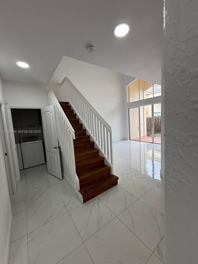 Building Photo - 5543 NW 112th Pl