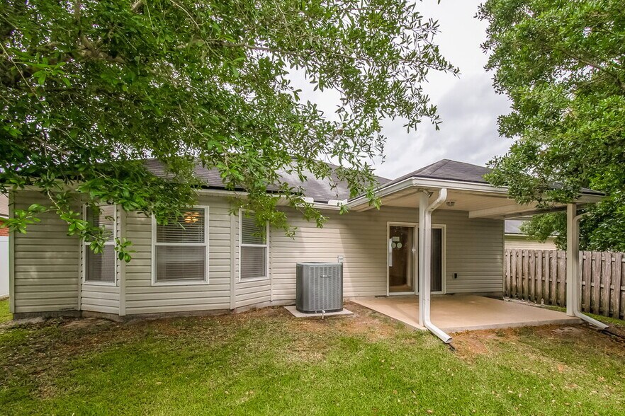 Building Photo - 12100 Hayden Lakes Cir