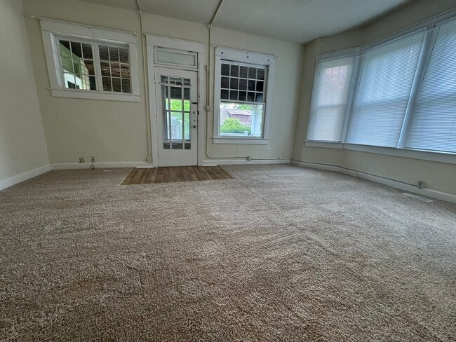 Building Photo - 215 E 9th St