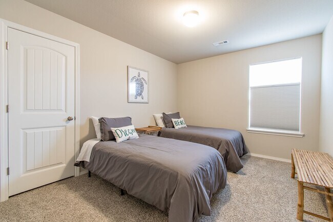 Building Photo - Well-Kept 4-bedroom 2 bath Home in Lowell! GREAT Location!