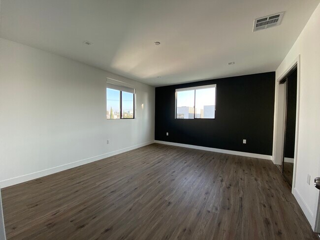 Building Photo - 4574 Oakwood Ave