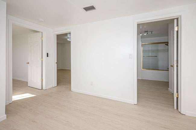 Building Photo - ADORABLE HOME FOR RENT