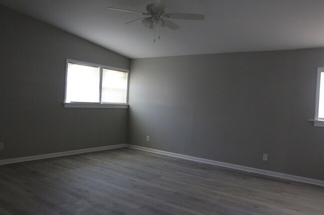 Building Photo - 1922 Skylane Dr