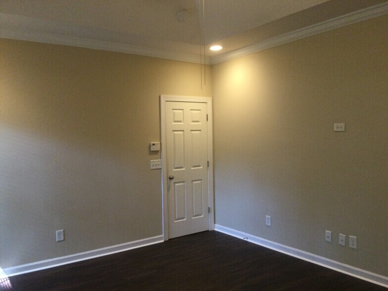 Building Photo - 8669 Hickory Creek Ln