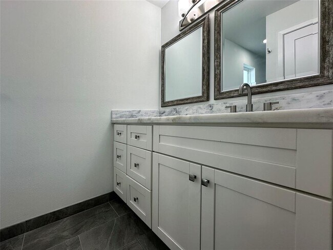 Building Photo - 5528 Beverly Hill St