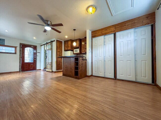 Building Photo - 280 Ridgeview Dr