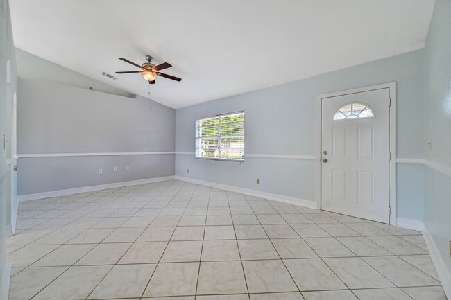 Building Photo - **3/2 House in San Carlos - Huge fenced backyard - City Water**