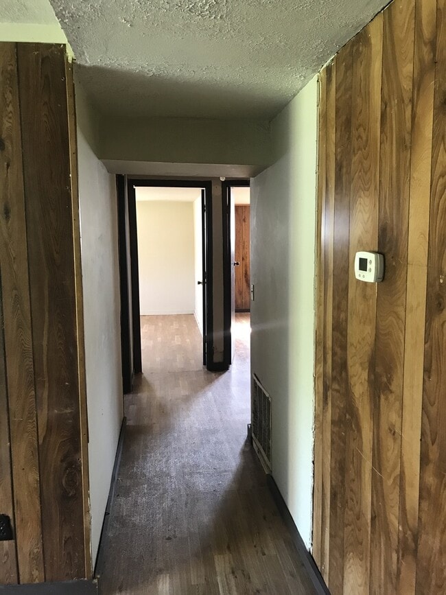 Building Photo - Two Bedroom St. Albans Apartment