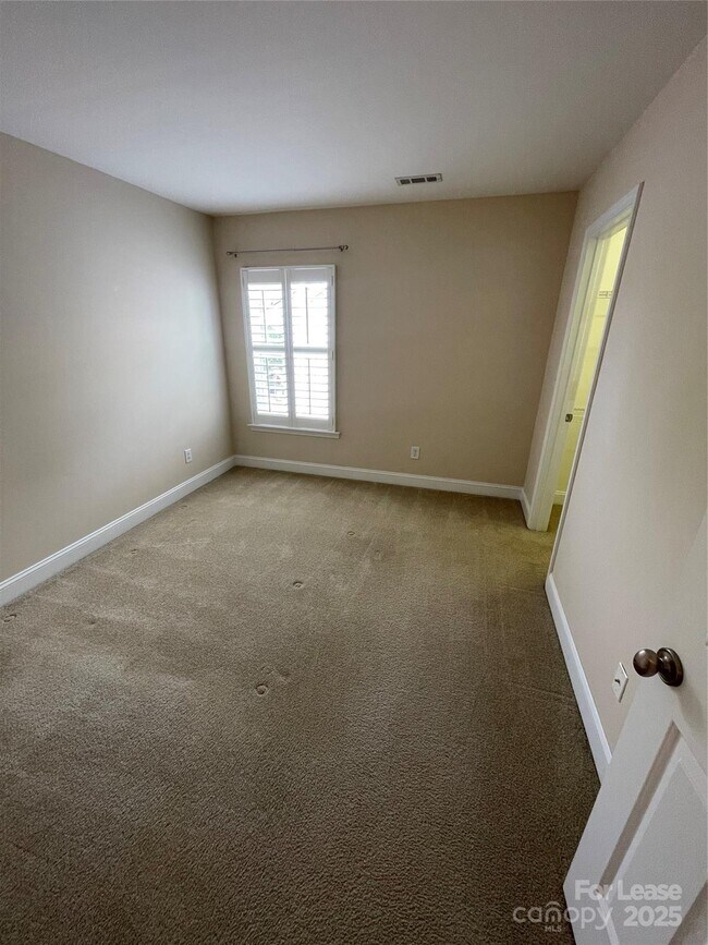 Building Photo - 120 Waterlynn Club Dr