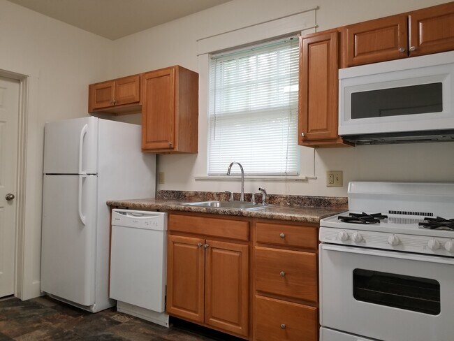 Building Photo - ***AUGUST 2027*** 5 Bed 3 Bath House Downtown