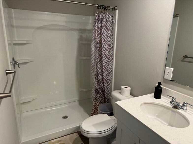 Master room full bath - 4521 SE Ember Ln