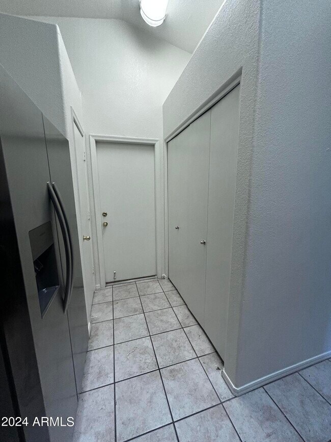 Building Photo - 755 W Baylor Ln