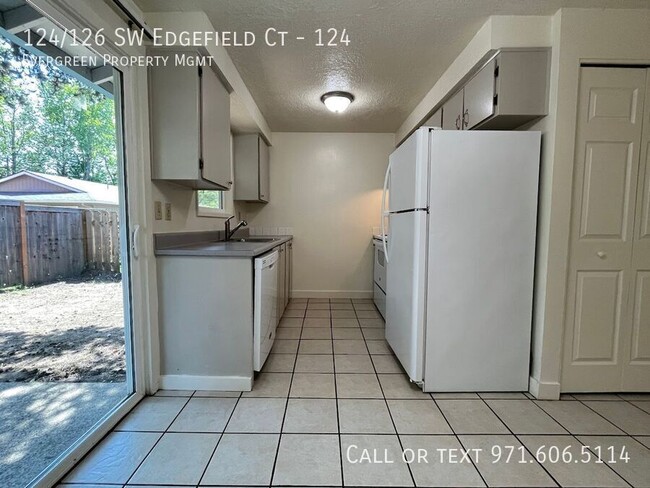 Building Photo - 124/126 SW Edgefield Ct-124