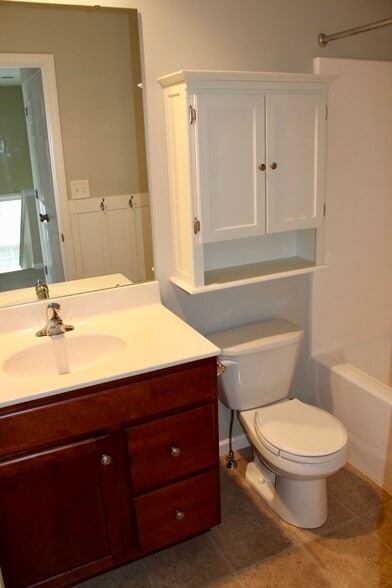 Second floor full bathroom - 855 Fawn Ln
